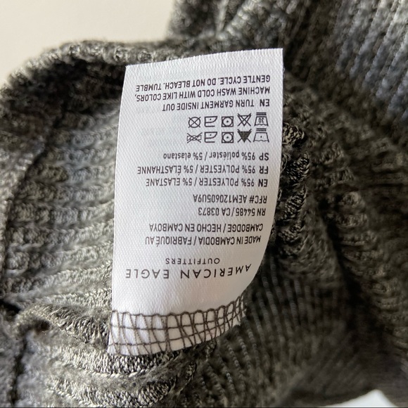 *SOLD* AE Ribbed V Neck Grey Crop Top Large - Picture 6 of 6